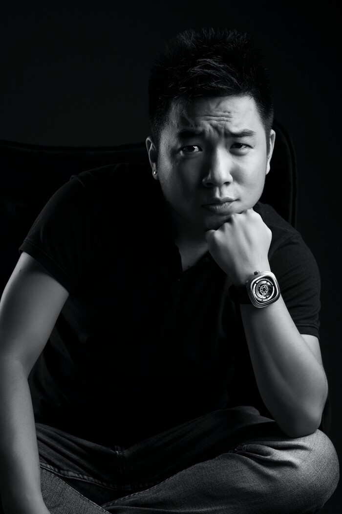  Nhà văn Nguyễn Ngọc Thạch là tác giả được nhiều khán giả trẻ yêu mến, đặc biệt nhưng bạn rơi vào cảnh thất tình qua những tác phẩm văn chương đình đám như: "Chênh vênh 25, Lưng chừng cô đơn, Người cũ còn thương, Khóc giữa Sài Gòn..."