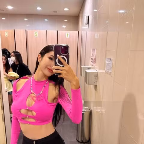 Ngoài hình ảnh đi làm, mặc đồng phục bay của hãng, Ngọc Tuyết còn được khen ngợi về phong cách thời trang đời thường. Cô sở hữu phong cách thời trang trẻ trung, gợi cảm.