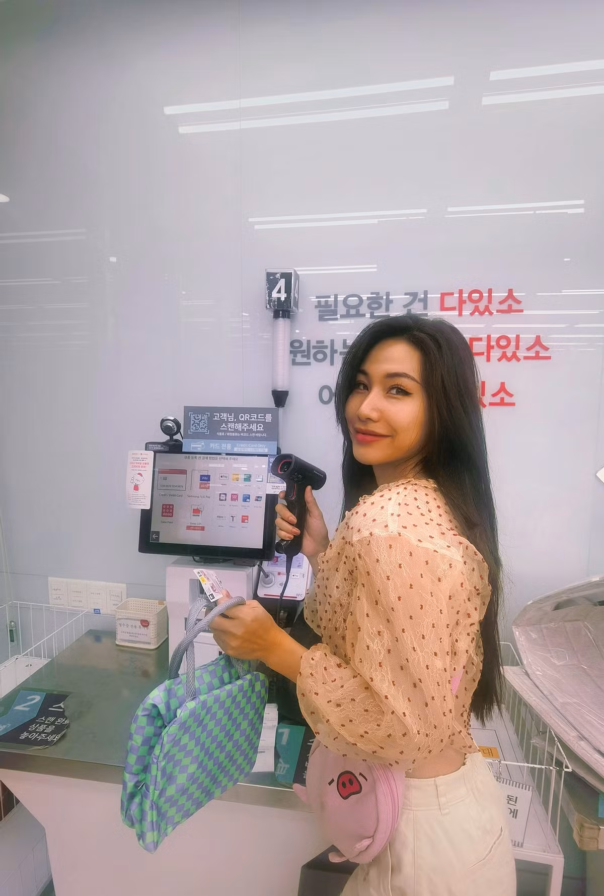 Người đẹp quê Nam Định luôn duy trì tập luyện điều độ để giữ dáng. Vì thời gian bay linh hoạt nên cô thường tập gym vào những khung giờ ít người lui tới như từ 6 giờ sáng hoặc 10 giờ tối mới rời phòng tập.