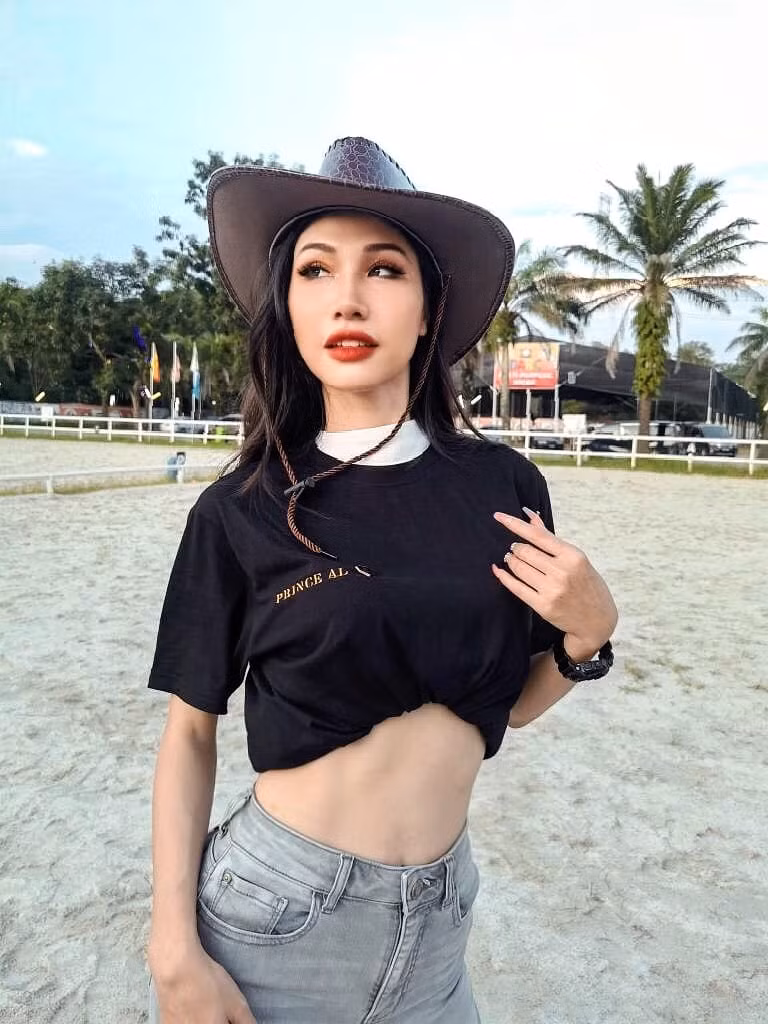 Không những thế, Ngọc Tuyết còn tập thêm catwalk để tự tin hơn trong đời sống hàng ngày, khi bước đi thu hút mọi ánh nhìn.