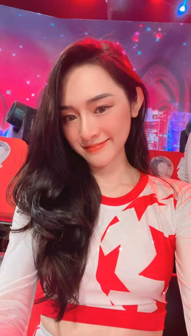 Cựu nữ sinh Đường lên đỉnh Olympia đốt mắt netizen bằng đường cong miễn chê Cuu nu sinh Duong len dinh Olympia dot mat netizen bang duong cong mien che