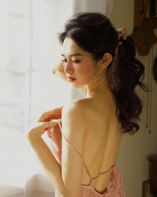 Thúy Huyền từng tốt nghiệp trường Đại học Ngoại thương với tấm bằng giỏi. Cô nàng sau đó được mời vào làm việc ở một vài tập đoàn lớn, có nhiều chiến dịch quảng cáo thành công.