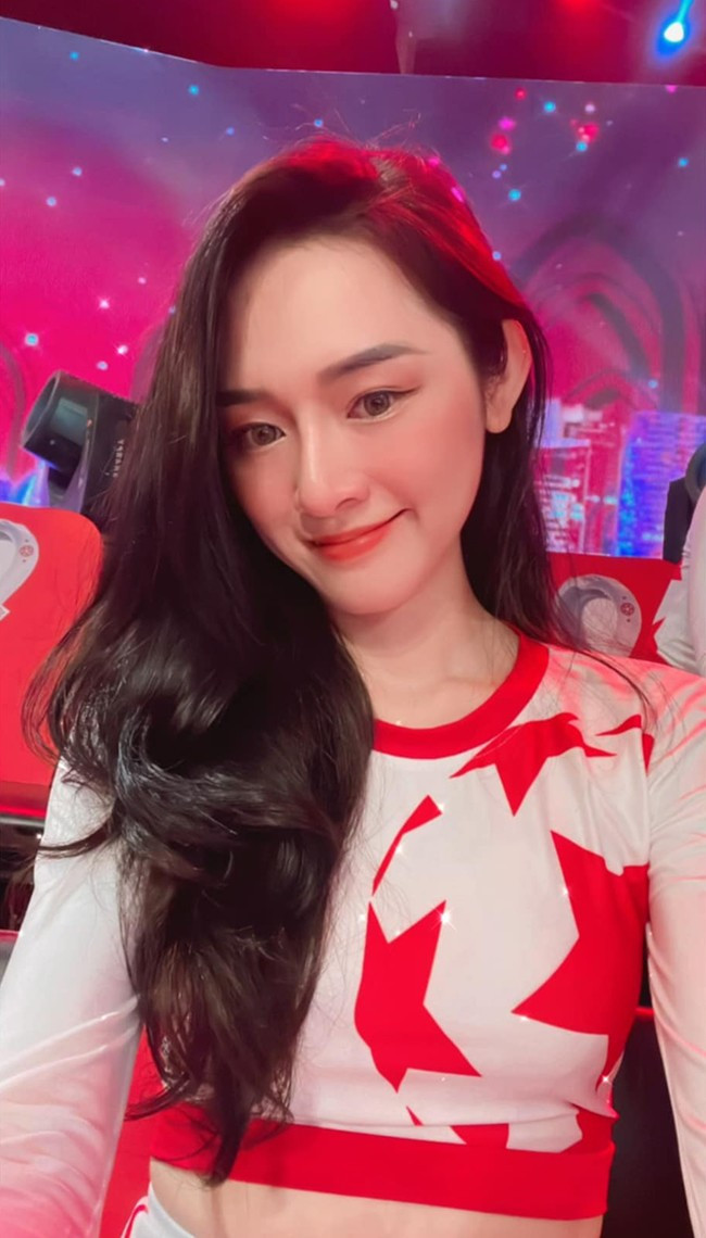 Trần Thị Thúy Huyền (sinh năm 1996) từng tham gia chương trình "Nóng cùng World Cup 2022". Cô nàng còn là cựu thí sinh của "Đường lên đỉnh Olympia" và vượt qua vòng thi tuần và dừng lại ở vòng thi tháng tại Olympia 2014.