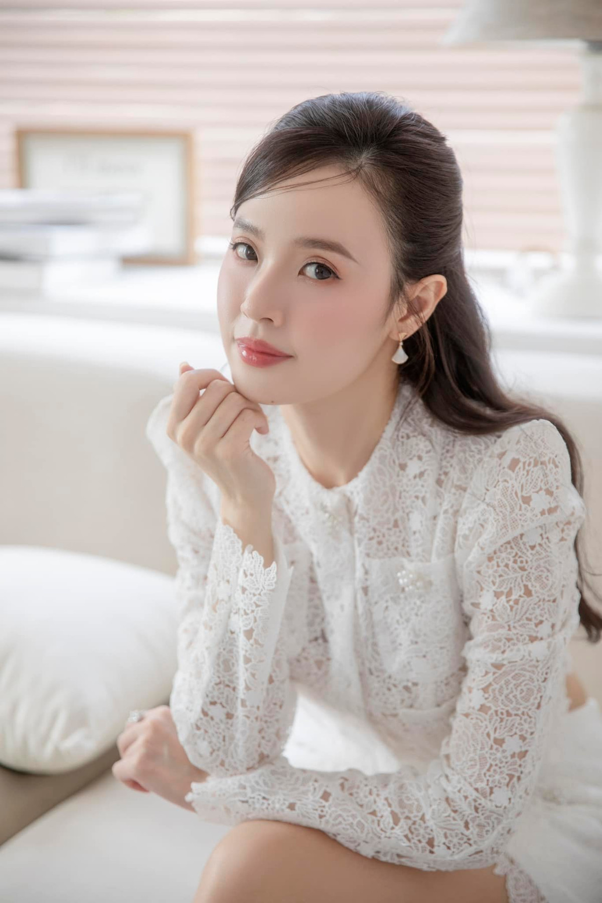 Midu từng gây chú ý khi chia sẻ quan điểm cá nhân về định nghĩa hạnh phúc: "Khoảnh khắc đẹp nhất mình nhìn thấy trong ngày hôm nay không phải là biển rộng trước mắt, cũng không phải là bãi cỏ xanh dưới chân, mà là một đôi tình nhân xa xa ngồi bình yên bên nhau ngắm biển...