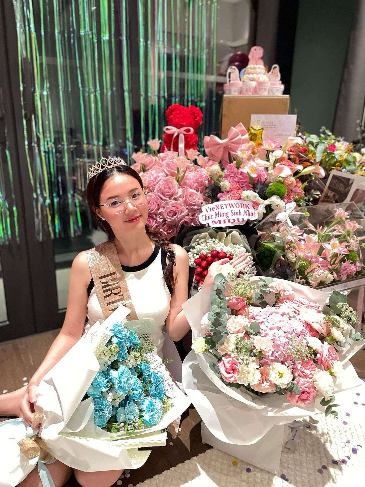 gười đẹp ngay lập tức chia sẻ bộ ảnh sinh nhật đong đầy ý nghĩa kèm theo dòng chú thích: "Tuổi mới an lành".