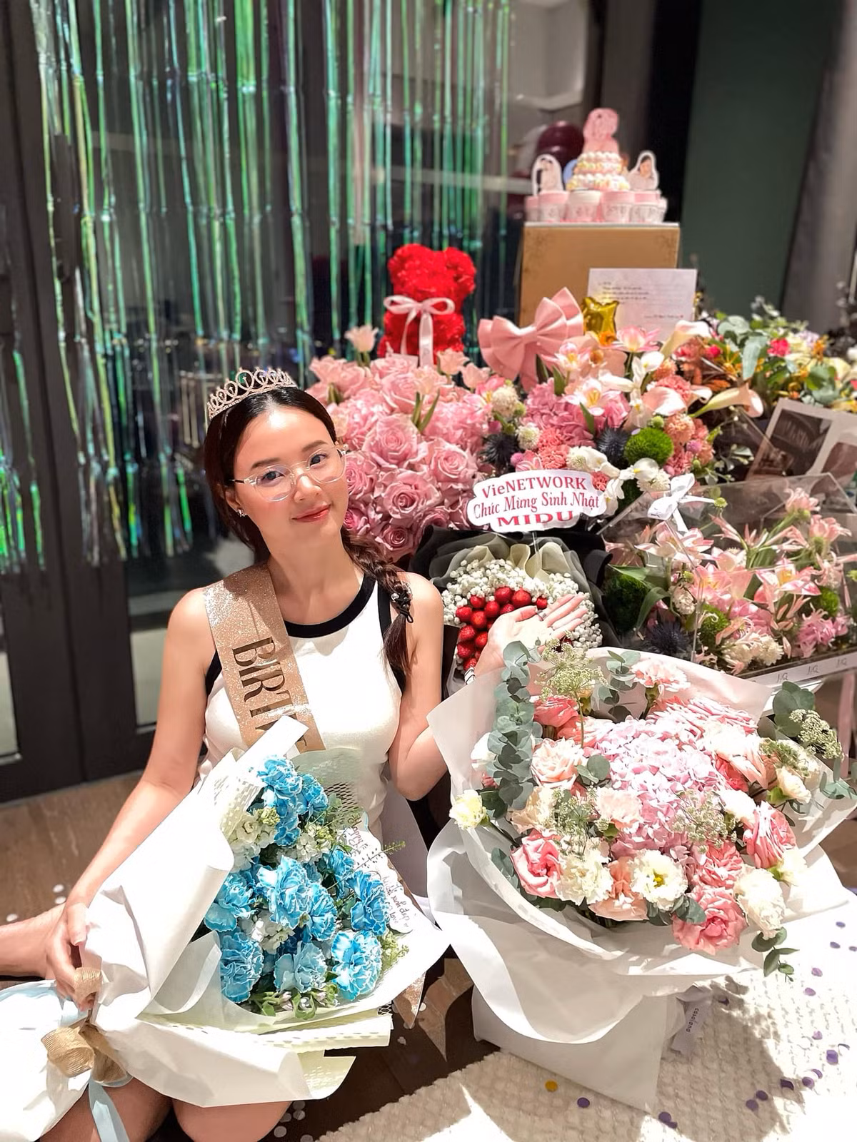 gười đẹp ngay lập tức chia sẻ bộ ảnh sinh nhật đong đầy ý nghĩa kèm theo dòng chú thích: "Tuổi mới an lành".