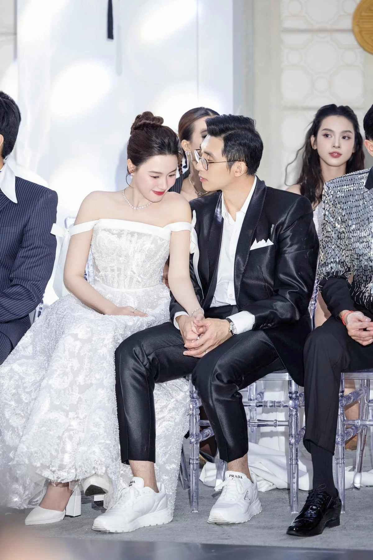 Qua tấm hình, doanh nhân Minh Đạt lộ rõ sự yêu thương, cưng chiều vợ khi vừa chuẩn bị cho bà xã một bữa tiệc sinh nhật ấm cúng, vừa ôm eo và nhìn vào đối phương không rời.