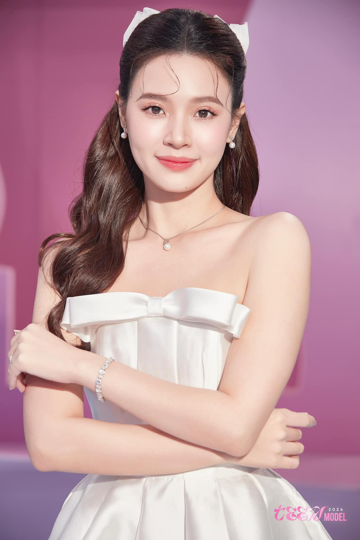 Gần nửa năm kết hôn với doanh nhân Minh Đạt, Midu đang tận hưởng cuộc sống hôn nhân êm ấm, hạnh phúc. Người đẹp vẫn tiếp tục làm việc, phát triển sự nghiệp cá nhân song song vun vén, chăm sóc gia đình nhỏ.