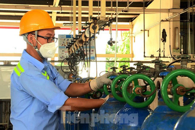 Đồng thời, sẽ tạo điều kiện cho các công ty cung ứng, vận chuyển kịp thời khi nhu cầu điều trị tăng cao cũng như sẵn sàng tăng gấp đôi năng lực sản xuất oxy y tế nếu cần.