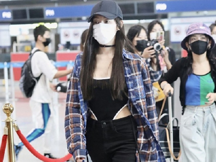 Dù mặc khá kín đáo nhưng cách cắt xé tảo bạo của người đẹp này cũng khiến mọi ánh mắt soi mói.