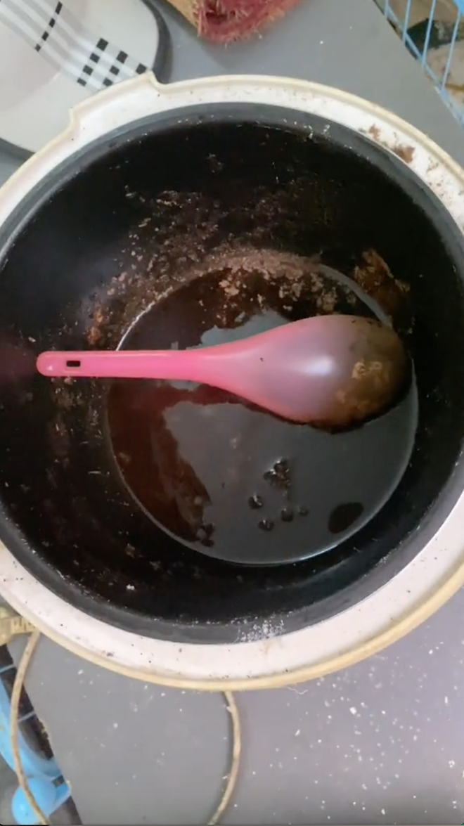 Sau thời gian dài về nhà tránh dịch, các bạn trẻ rục rịch quay lại thành phố học tập và làm việc. Nhưng hội những người về quê trong giãn cách xã hội phải đối mặt với một sự đau đầu là dọn dẹp phòng trọ.