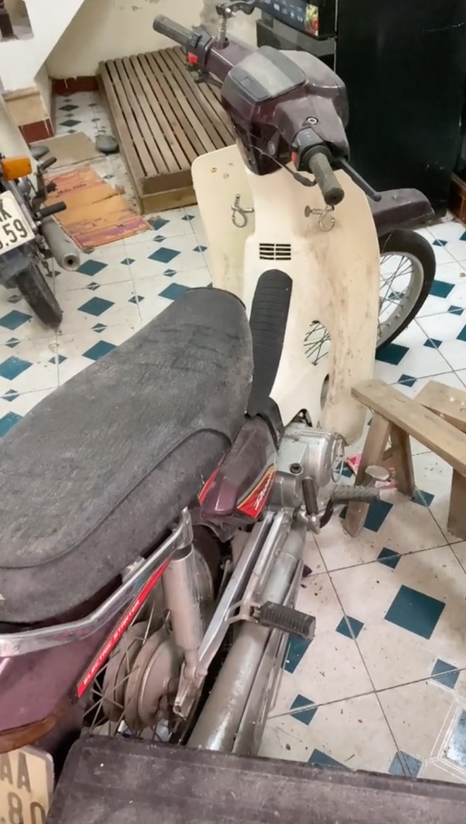 Mới đây, đoạn clip gặp lại phòng ở trọ sau 5 tháng về quê của anh chàng Phạm Huy được dân mạng share rần rần. Từng món đồ trong căn phòng của anh chàng trên đều được... biến đổi.