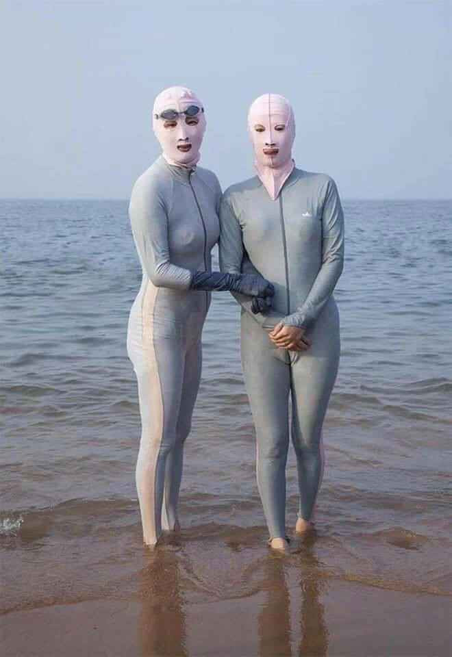 Trời vào hè, trời thường nắng nóng đỉnh điểm và thời tiết càng khắc nhiệt hơn ở những khu vực biển. Dù nhiều người muốn rời thành phố, ra biển tránh nóng nhưng cũng không khỏi tránh được nỗi sợ ánh nắng làm ảnh hưởng tới làn da "vàng ngọc" của mình.