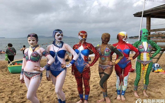 Có hội bạn còn lầy lội diện luôn cả trang phục chống nắng nhóm, trông như biệt đội siêu nhân thường thấy trên phim truyền hình.