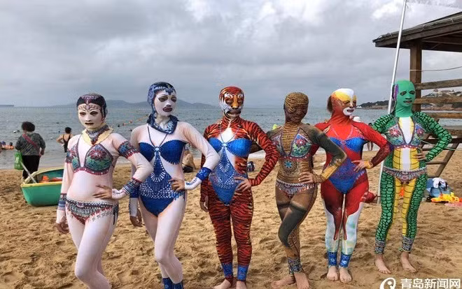 Có hội bạn còn lầy lội diện luôn cả trang phục chống nắng nhóm, trông như biệt đội siêu nhân thường thấy trên phim truyền hình.