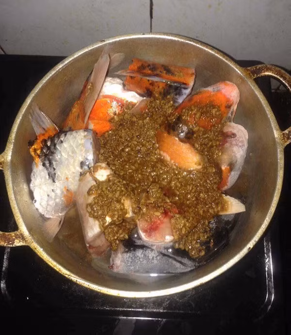 Sau khi bài viết về việc nấu súp cá Koi được đăng tải trên mạng xã hội, ngay lập tức vấp phải sự chỉ trích của cư dân mạng.