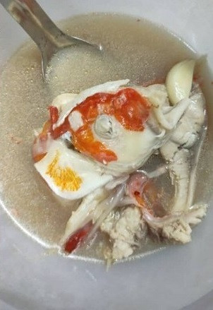 Sở dĩ, cô gái nấu súp đàn cá của mình vì cá Koi rất đắt, nếu bỏ đi thì cực kỳ lãng phí. Vì thế, Amanda đã cắt khúc từng con, cho vào nồi nấu súp và chia sẻ món ăn với anh trai.