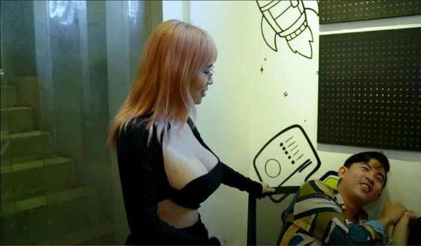 Những kiểu đầm hay áo có chi tiết cut-out thú vị vẫn tạo nên nét cá tính đúng với phong cách Misthy, song cũng cho thấy cô có sự trưởng thành, quyến rũ hơn. Thỉnh thoảng người đẹp cũng thay đổi bản thân khi thử nghiệm theo nhiều concept chụp ảnh mới mẻ.