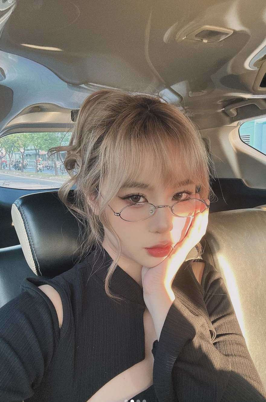 Bên cạnh việc thay đổi từ mái tóc ngắn chuyển sang để dài, tạo kiểu bằng cách nhuộm sáng thì chính cách ăn mặc của MisThy cũng là đề tài đáng bàn.