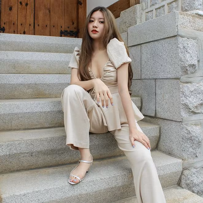 Ảnh thẻ là thứ mà nhiều người muốn giấu đi nhưng dường như điều này không đúng với Bâu khi cô không ngần ngại khoe nó ra và đã phát huy triệt để những nét đẹp trên gương mặt.