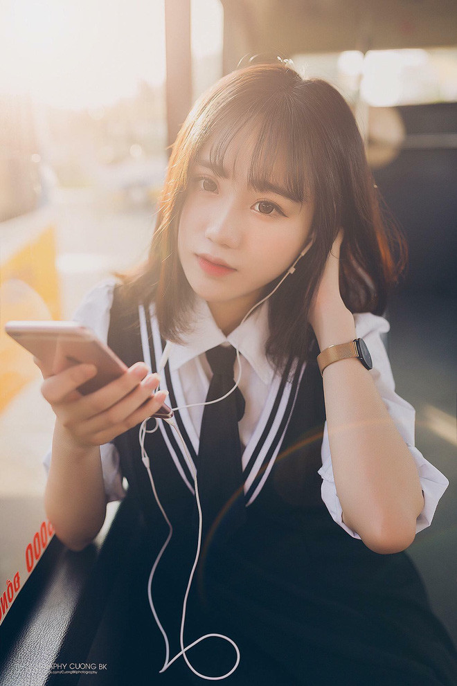 Hồng Vân hiện đang sinh sống và học tập tại Đà Nẵng. Cô nàng vừa chia tay mái trường THPT Trần Phú để chuẩn bị dự thi vào trường Đại học Luật TP HCM. Ngoài việc học, cô nàng còn là cái tên rất nổi trong cộng đồng mẫu lookbook Đà thành, Facebook của cô bạn hiện có gần 160.000 người theo dõi.