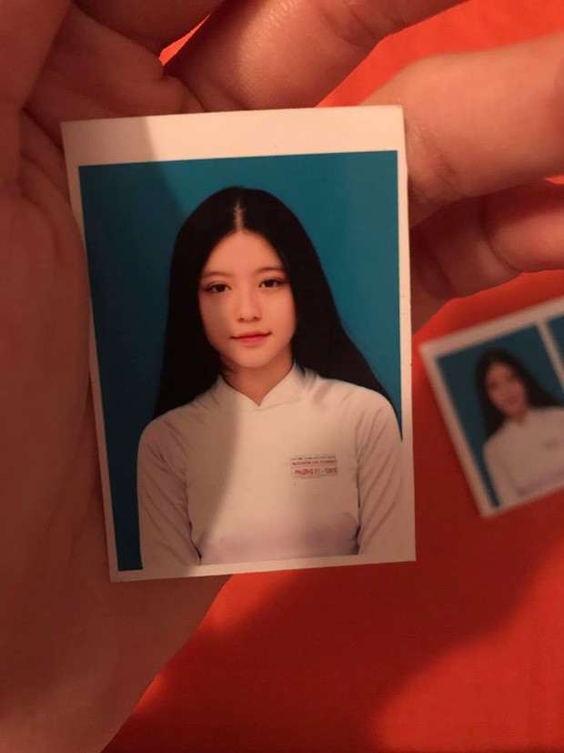 Sở hữu trang cá nhân @baukrysie 301.000 follow, Bâu (Nguyễn Ngọc Phương Vy) là cựu học sinh Nguyễn Chí Thanh nổi tiếng nhất. Cô nàng này gây chú ý bằng góc nghiêng thần thánh và chiếc mũi thẳng tắp đắt giá.