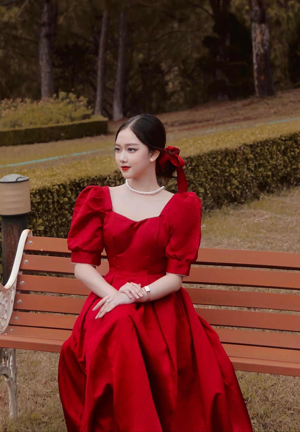 Hiện nay, Thoại Nghi vừa đi học vừa bắt tay vào xây dựng sự nghiệp riêng. Cô bạn đang là một KOL khá có tiếng trong giới trẻ.