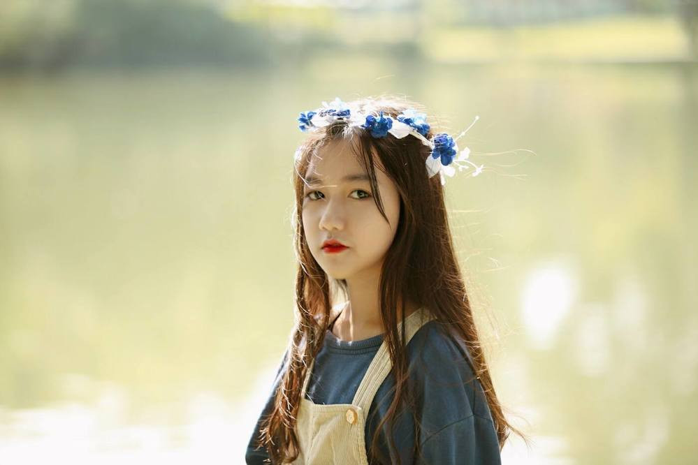 Có lẽ vì nổi tiếng từ sớm nên sự chín chắn trong Thoại Nghi là một điểm cộng lớn. Khi đối mặt với những luồng dư luận không mấy tích cực, cô nàng vẫn giữ vững tinh thần, tiếp tục tập trung phát triển bản thân và coi đó là động lực để thay đổi, phấn đấu mỗi ngày.