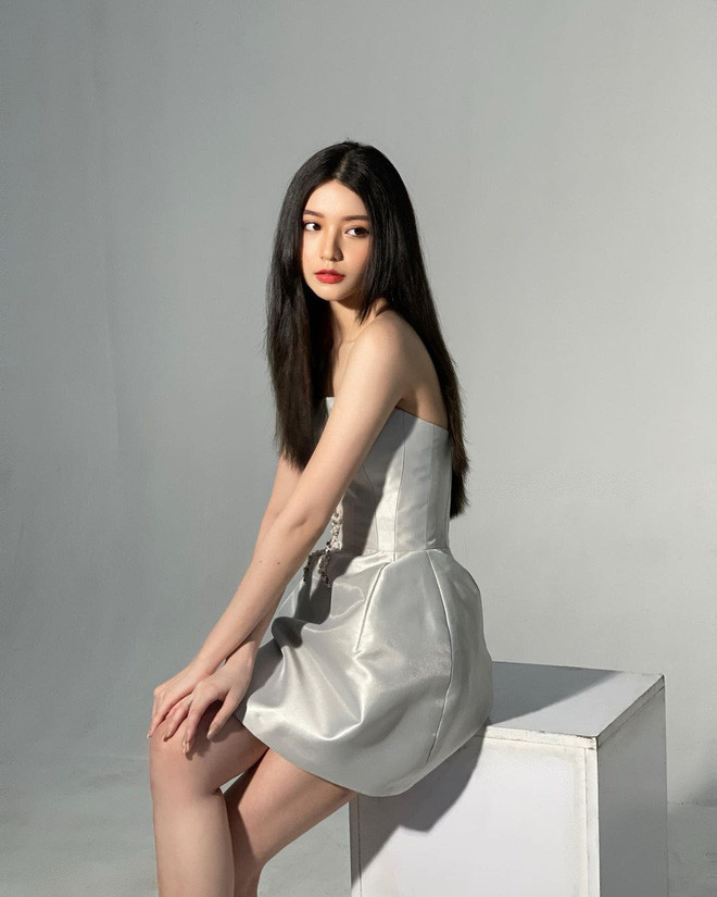 Với nhiều bạn trẻ "nghiện" mạng xã hội, hot girl Bâu là cái tên không còn xa lạ khi vừa đẹp người vừa biết cách kiếm tiền. Chưa dừng lại, cô nàng còn được mệnh danh nữ thần sắc đẹp ở tuổi 21.