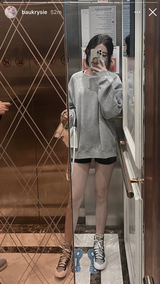 Có thể nói nhan sắc đã đẹp lại còn không đại trà đã giúp hot girl Sài thành tên Bâu luôn lung linh trong mọi khoảnh khắc với mọi kiểu trang phục. Chẳng thế mà mới đây, chỉ diện sương sương bộ đồ đơn giản với quần short, áo nỉ, đeo khẩu trang kín mít nhưng trông cô nàng vẫn nổi bần bật.