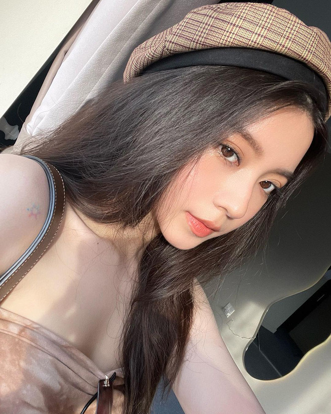 Sắc đẹp của hot girl Sài thành này gắn với loạt khoảnh khắc lung linh không chê vào đâu được.