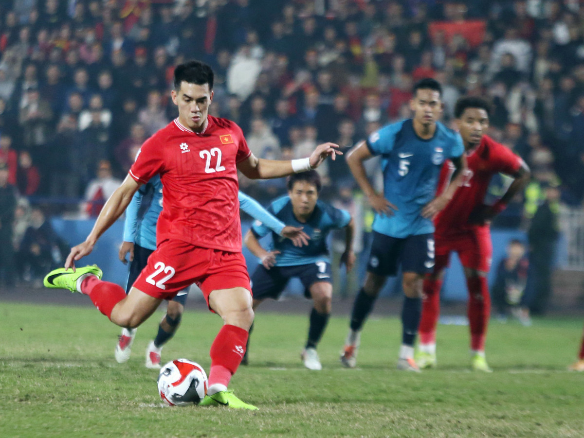 Nhận 2 bàn thua, Đội tuyển Singapore buộc phải đổ dồn lên tấn công dù không còn có quá nhiề hy vọng. Đến phút 74, tiền vệ gốc Nhật Bản Kyoga Nakamura có tình huống ghi bàn rút ngắn tỷ số xuống còn 2-1 sau cú dứt điểm ngoài vòng cấm.Dù vậy, đây là tất cả những gì đội khách có thể làm được.