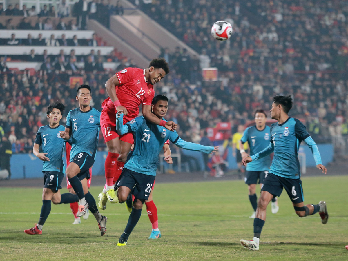 Bị dẫn trước 2-0 sau trận bán kết lượt đi, ngay từ những phút đầu trận đấu, các cầu thủ Singapore đã chủ động chơi pressing tầm cao, gây áp lực sớm với mục tiêu tìm kiếm bàn thắng. Lối đá này đã gây ra không ít khó khăn cho Đội tuyển Việt Nam trong việc triển khai bóng lên phía trên.