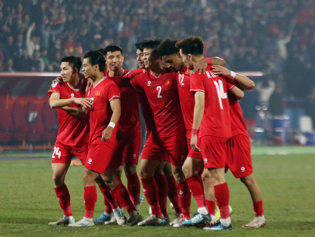 Phút 63, Hoàng Đức khéo léo thoát pressing khiến hậu vệ Singapore để mất bóng ngay trong vòng cấm. Tiền vệ của Phù Đổng Ninh Bình loại bỏ hai cầu thủ Singapore rồi căng ngang khiến hậu vệ đối phương phá bóng không tốt, tạo điều kiện để Xuân Son đệm bóng nâng tỷ số lên 2-0.