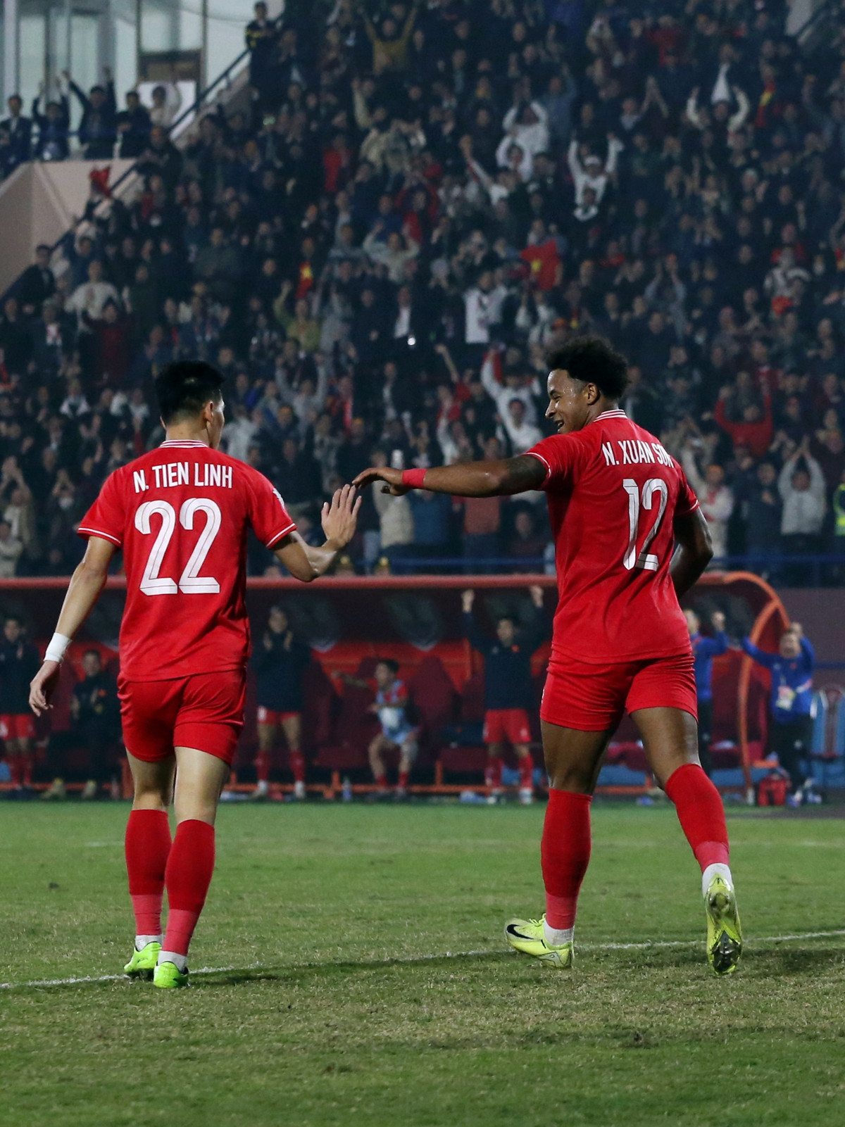 Trong những phút còn lại, Đội tuyển Việt Nam chủ động giữ nhịp độ trận đấu ở mức hợp lý, đồng thời duy trì đều đặn sức ép lên khung thành Đội tuyển Singapore.