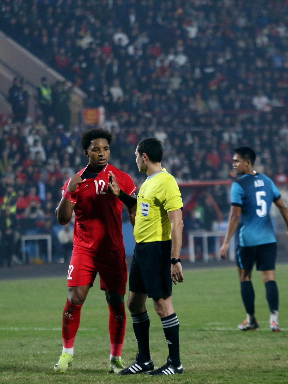 Trong những phút tiếp theo, Đội tuyển Việt Nam đã dần cân bằng thế trận và tạo được những tình huống tấn công nguy hiểm về phía khung thành đối thủ. Sự góp mặt của Nguyễn Xuân Son trên hàng công nhanh chóng khiến các cầu thủ phòng ngự bên phía đội khách phạm lỗi.