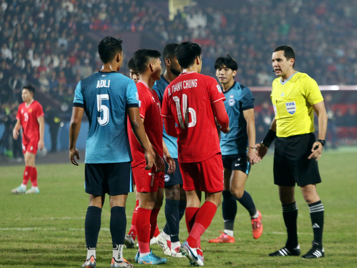 Đến phút thứ 10, từ một tình huống ném biên mạnh của Singapore bên phía cánh phải, Shawal Anuar đánh đầu nối cận thành nhưng Đình Triệu cản phá. Những tưởng đội khách đã có bàn thắng mở tỷ số, nhưng sau khi trực tiếp tham khảo VAR, trọng tài người Uzbekistan quyết định không công nhận vì lỗi việt vị, thậm chí, vị vua áo đen đã rút thẻ vàng với cầu thủ đội khách vì lỗi phản ứng.