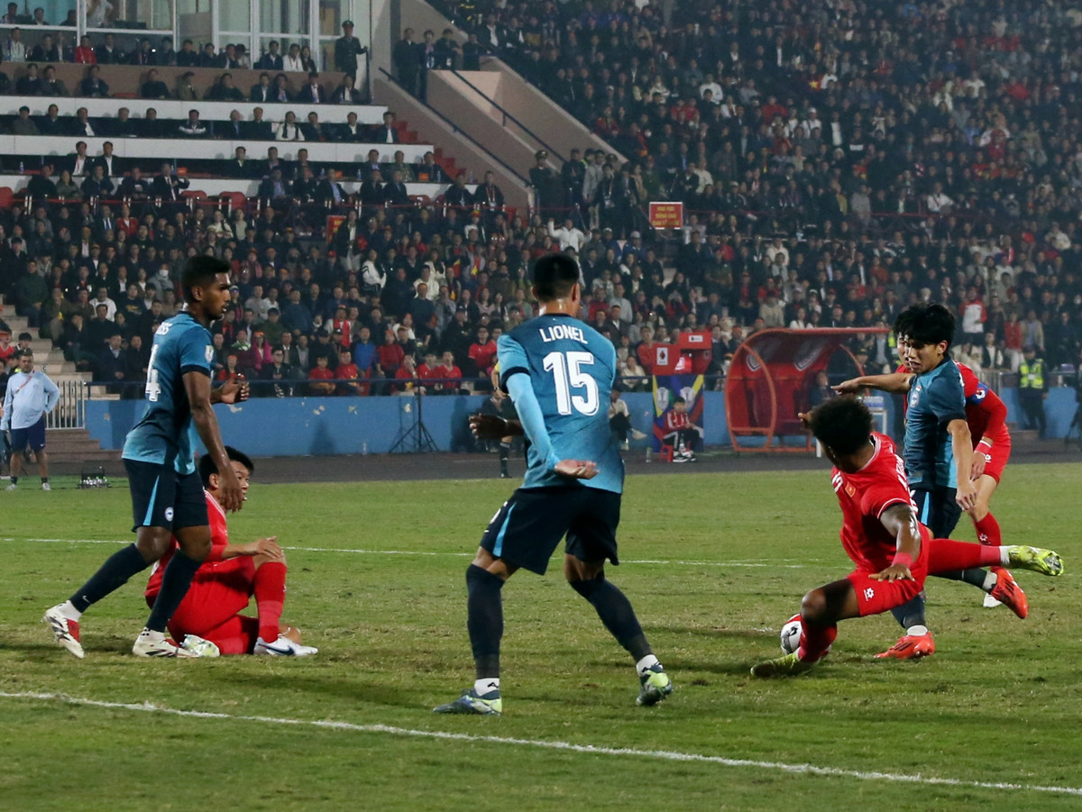 Giành chiến thắng chung cuộc sau 2 lượt trận với tổng tỷ số 5-1, Đội tuyển Việt Nam chính thức giành quyền vào chơi trận chung kết. Theo thông báo từ VFF, trận chung kết lượt đi sẽ diễn ra trên sân vận động Việt Trì (Phú Thọ) vào ngày 2/1/2025.