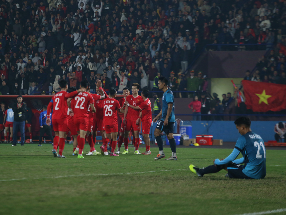 Phút 90 +1, Văn Vĩ bị cầu thủ đội khách phạm lỗi trong vòng cấm. Trọng tài lập tức cho Đội tuyển Việt Nam được hưởng phạt đến. Trên chấm 11m, Tiến Linh không bỏ lỡ cơ hội để ấn định tỷ số 3-1 cho trận bán kết lượt về.
