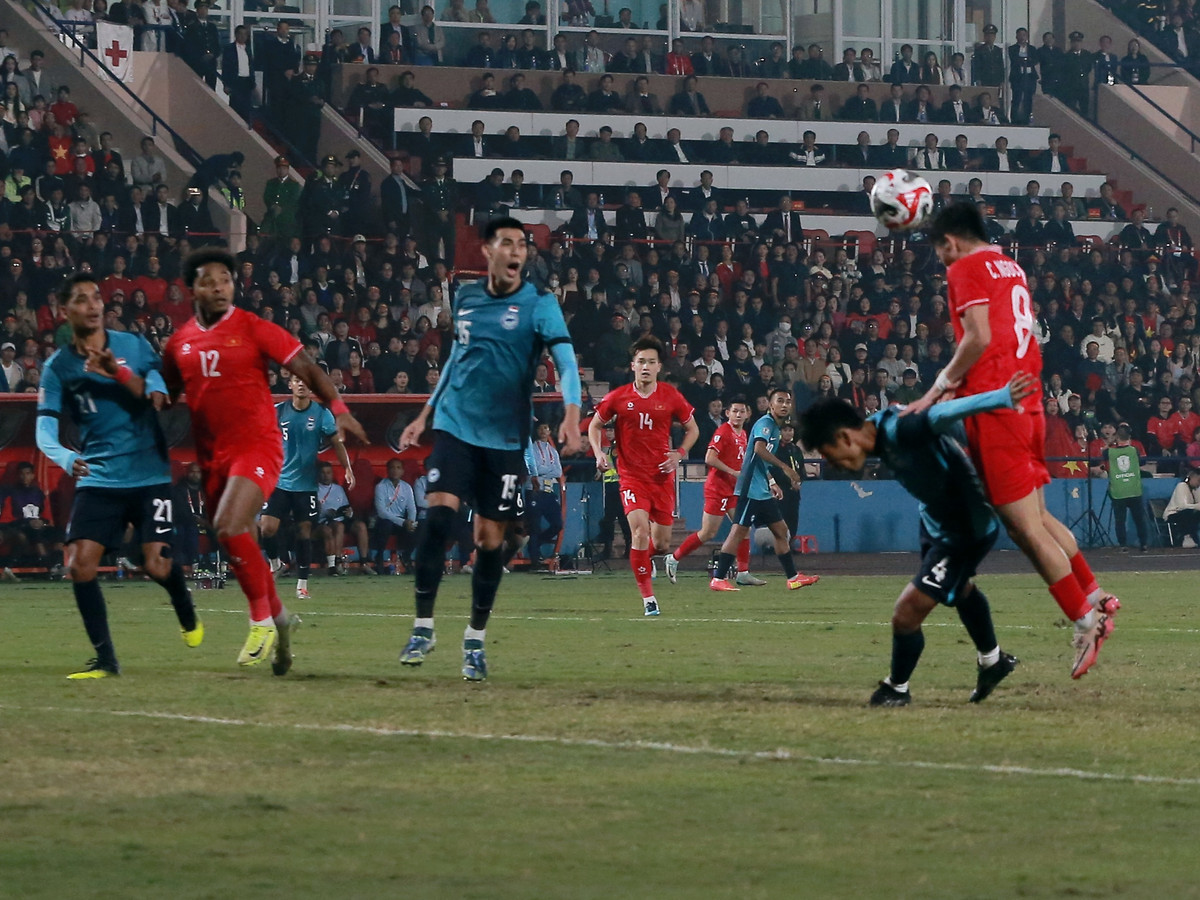 Bước sang hiệp 2, HLV Kim Sang-sik quyết định rút Hai Long ra nghỉ và đưa Tiến Linh vào thế chỗ. Ngay lập tức, sức ép được Đội tuyển Việt Nam gia tăng lên phía hàng phòng ngự đội khách.