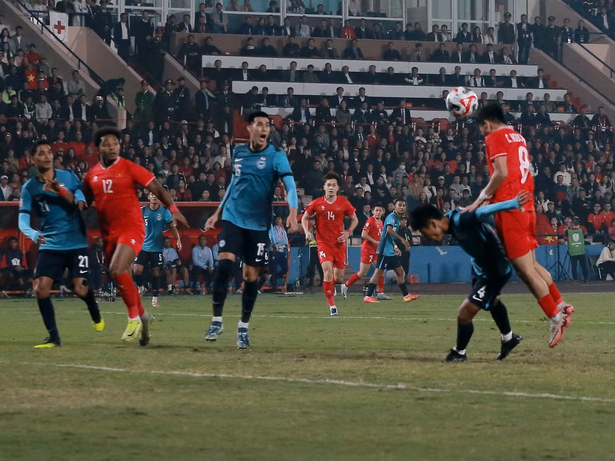 Bước sang hiệp 2, HLV Kim Sang-sik quyết định rút Hai Long ra nghỉ và đưa Tiến Linh vào thế chỗ. Ngay lập tức, sức ép được Đội tuyển Việt Nam gia tăng lên phía hàng phòng ngự đội khách.