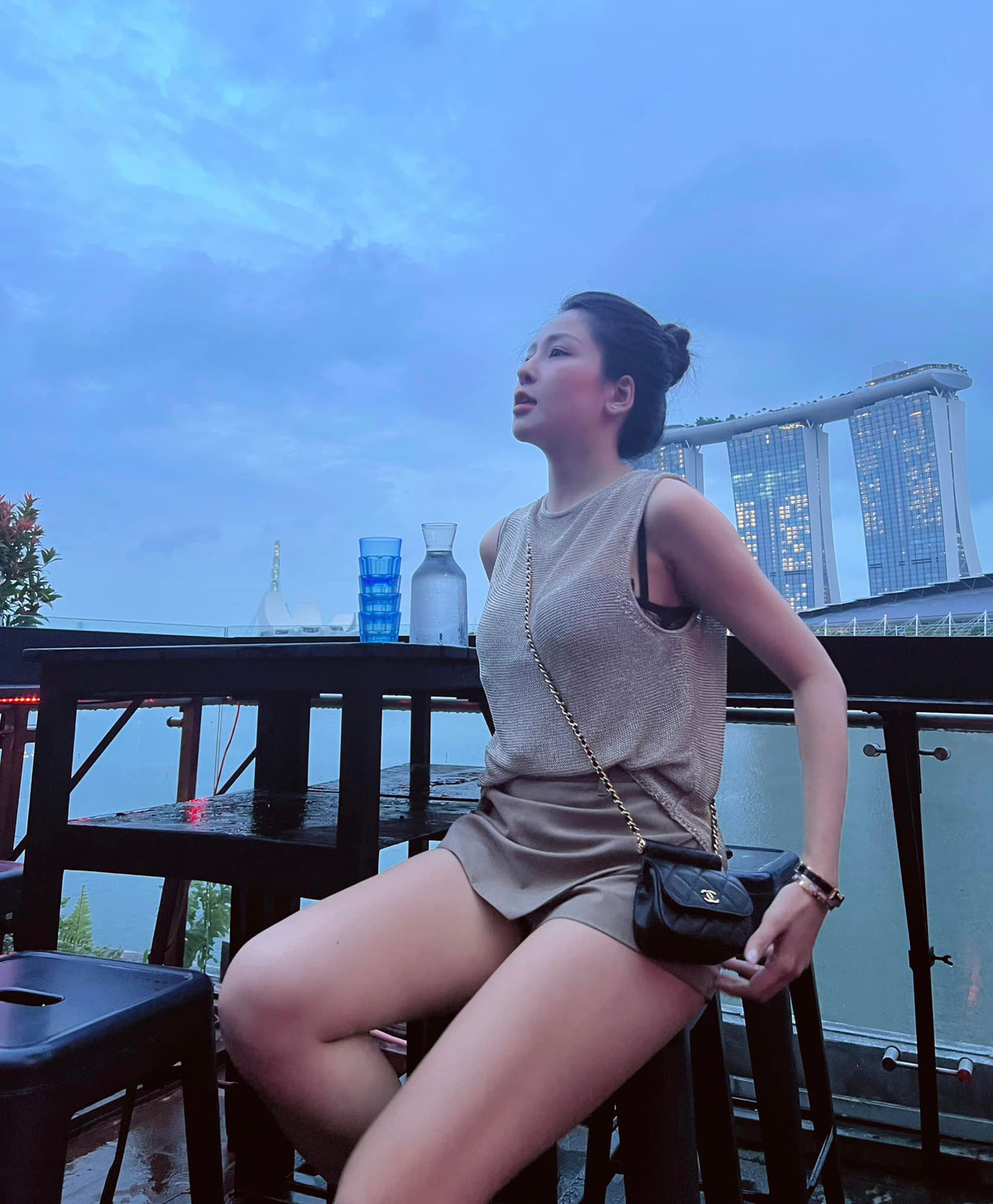 Tuy nhiên, cách tạo dáng ngồi khi diện món đồ kết hợp giữa quần và váy này của Trâm Anh bị cho là thiếu tinh tế, vì để lộ phần quần bên trong. Thế nên, ngoài việc chọn thiết kế có độ dài an toàn, chất liệu co giãn thoải mái, không quá mỏng cũng không quá dày thì người mặc cũng cần lưu ý về việc lựa chọn tư thế ngồi.