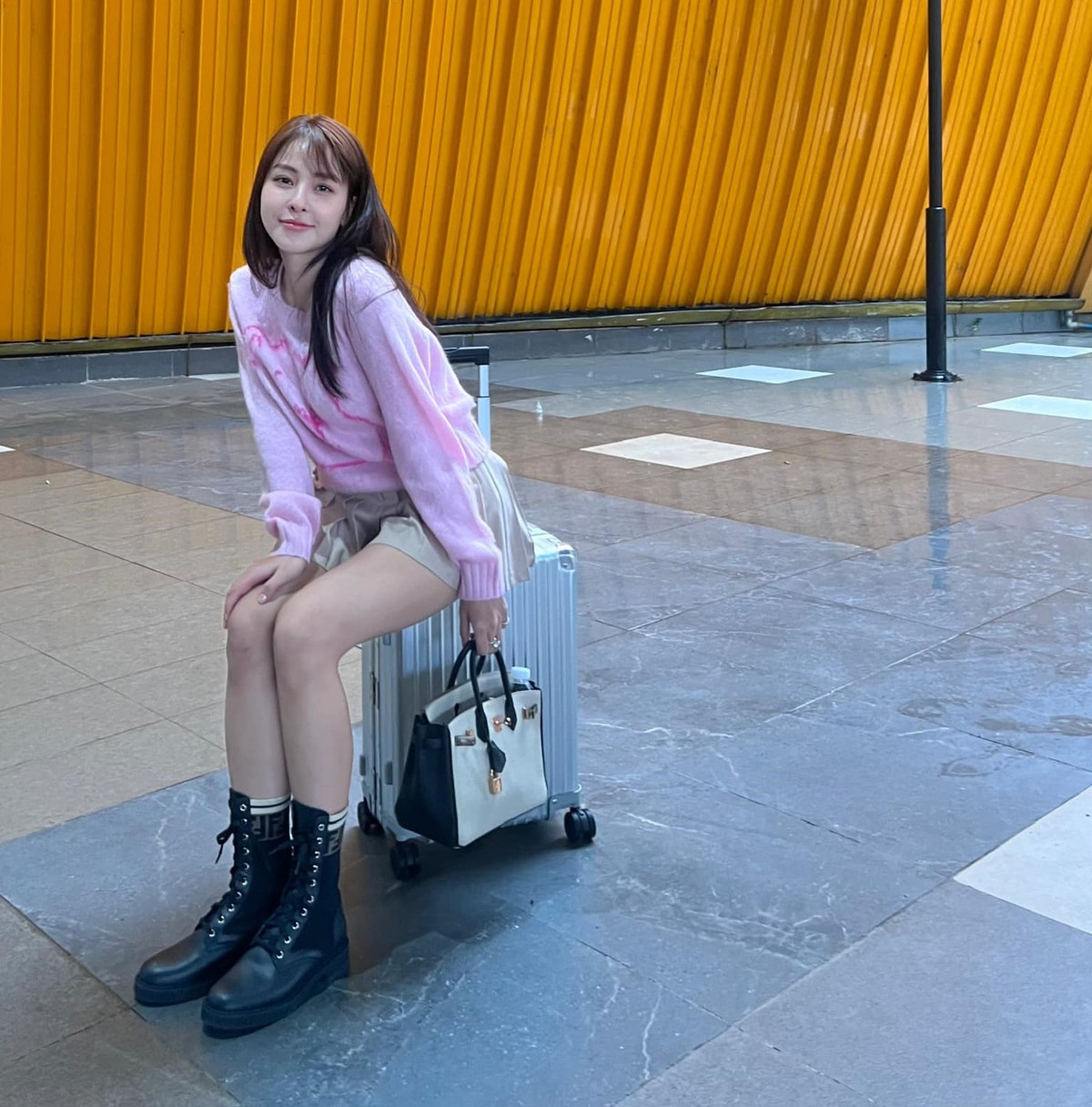 Hầu hết trang phục của Trâm Anh đều có tông màu nhã nhặn như đen, trắng, be,... ít họa tiết mà chú trọng vào việc chọn chất liệu mềm mại, kiểu dáng phù hợp.