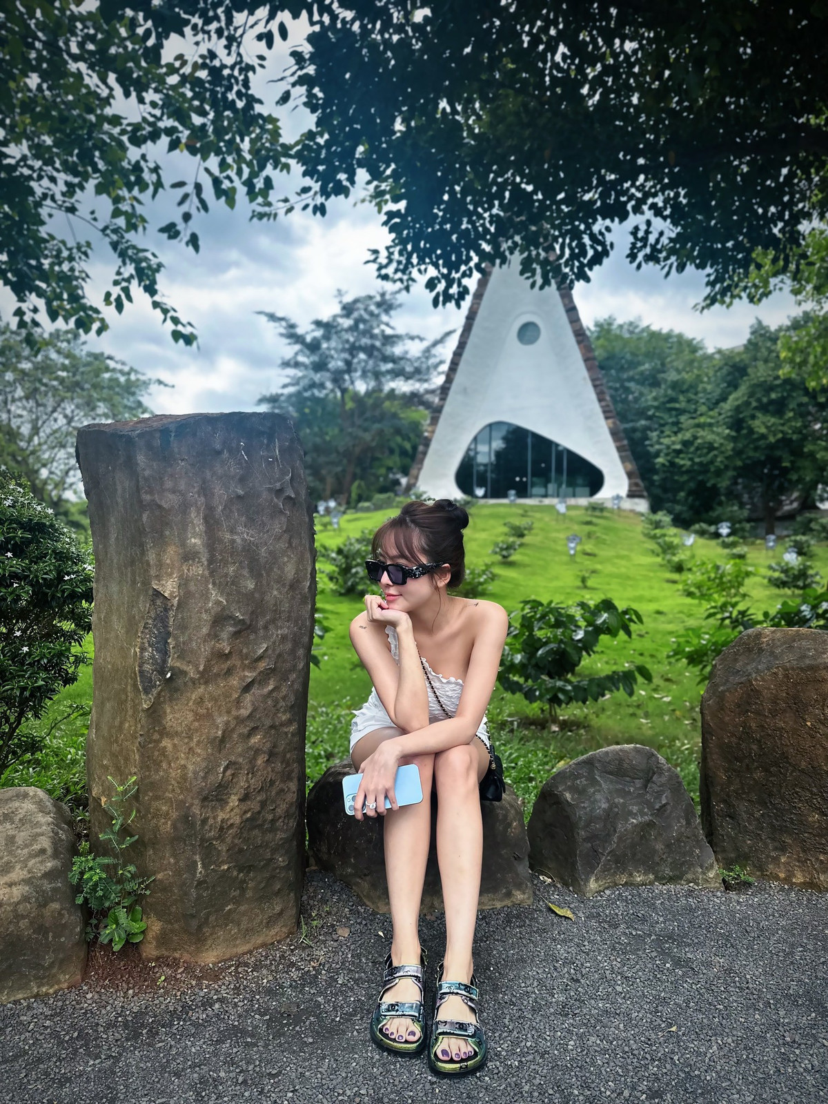 Trong hình, hot girl Trâm Anh diện áo thun lệch vai kết hợp với quần giả váy ngắn cùng màu. Thiết kế trang phục cùng cách tạo dáng giúp cô khoe trọn đôi chân thon dài cùng làn da mịn màng.