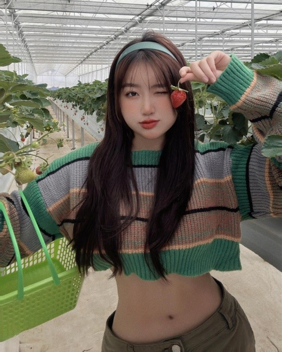 Thùy Trang khoe vòng eo cực phẳng của bản thân.