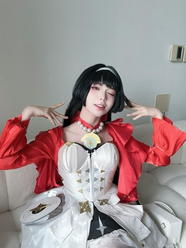 Tuy nhiên, gần đây, sự thay đổi của anh trở nên rõ rệt hơn bao giờ hết. Áo quần, kiểu tóc, cách trang điểm nhẹ nhàng và vẻ ngoài tươi tắn đã làm cho cô nàng trở nên nổi bật hơn.