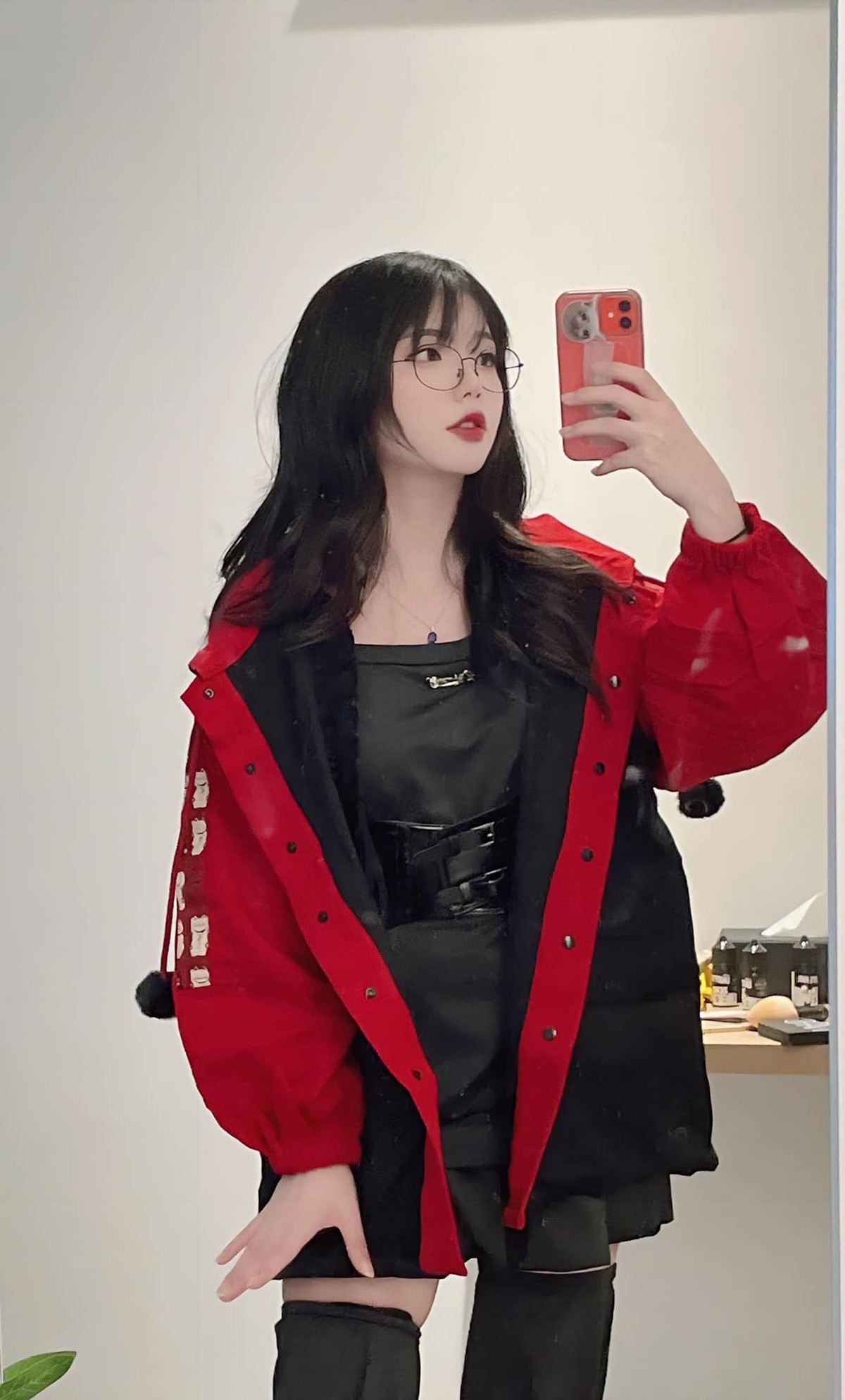 Thế mới thấy, sự thay đổi về ngoại hình không chỉ đơn thuần là việc thay đổi kiểu tóc hay trang phục, mà nó phản ánh sự tự tin, mang lại sự tươi mới và năng lượng tích cực của Remind cho cộng đồng fan.