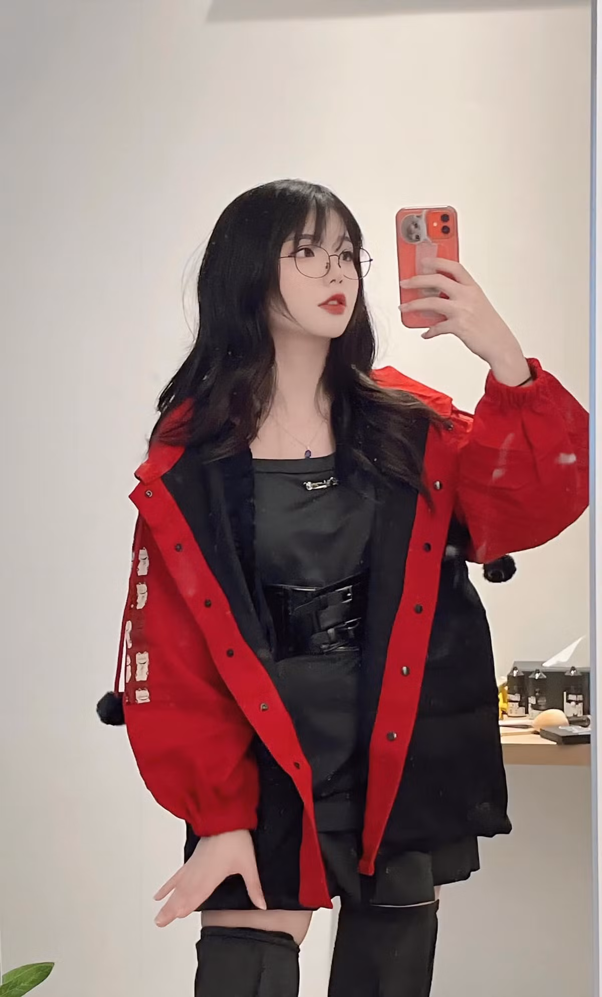 Thế mới thấy, sự thay đổi về ngoại hình không chỉ đơn thuần là việc thay đổi kiểu tóc hay trang phục, mà nó phản ánh sự tự tin, mang lại sự tươi mới và năng lượng tích cực của Remind cho cộng đồng fan.