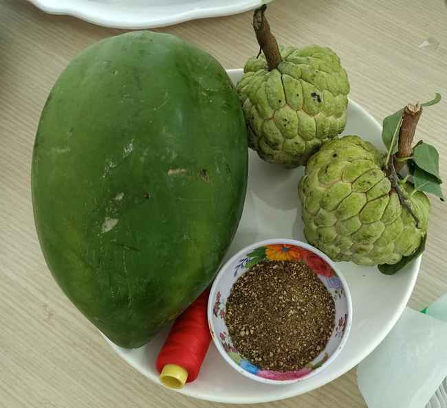 Mâm ngũ quả đang viral nhất MXH mấy ngày nay của giới nhân viên văn phòng, để hẳn cuộn chỉ và hạt tiêu lên bàn thờ, bất chấp phong thuỷ để “cầu vừa qua chỉ tiêu”!