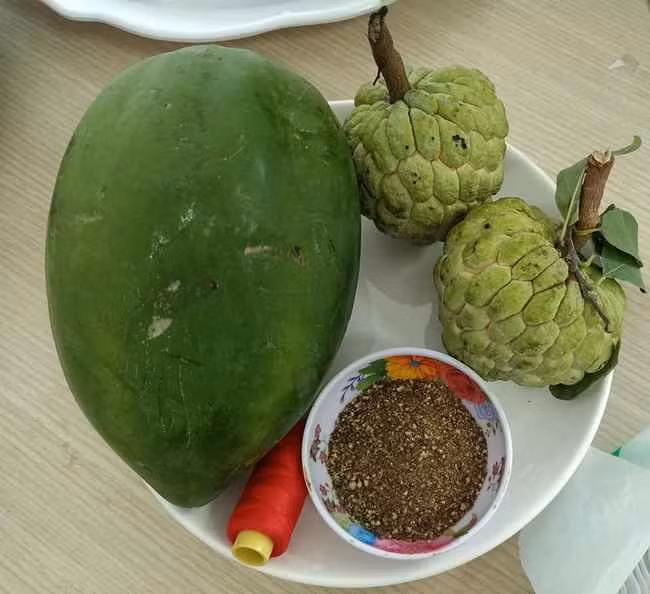 Mâm ngũ quả đang viral nhất MXH mấy ngày nay của giới nhân viên văn phòng, để hẳn cuộn chỉ và hạt tiêu lên bàn thờ, bất chấp phong thuỷ để “cầu vừa qua chỉ tiêu”!